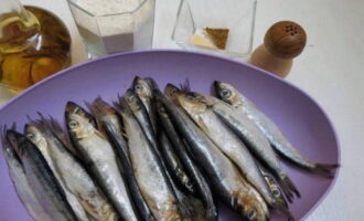 To prepare fried herring you will need a small list of products, prepare them.