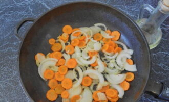 In a dry frying pan, fry the vegetables until lightly browned, stirring frequently.