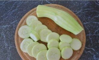 If desired, remove the skin from young zucchini and cut into rings.