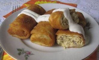 Pancakes stuffed with chicken and mushrooms are ready. Serve plain or topped with sour cream. Bon appetit!