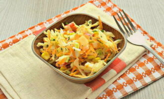 Llene un tazón para servir con ensalada y regálelo a su familia y amigos. ¡Buen provecho!