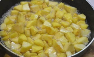 Over low heat and stirring, dissolve the sugar and simmer the apples in this caramel for 5-7 minutes.