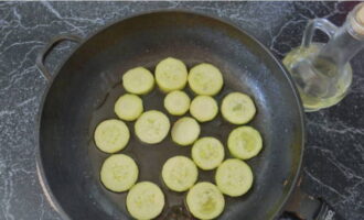 Fry the zucchini in hot oil until soft on both sides.