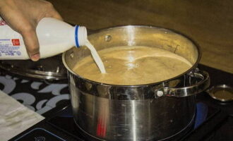 Pour milk into the prepared broth and boil for 3-5 minutes.