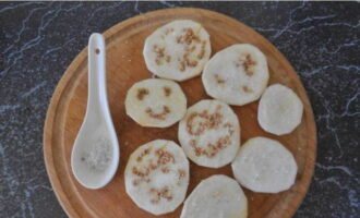 På samma sätt som zucchini, hacka auberginema, tillsätt salt och låt stå i 5 minuter för att bli av med bitterheten.