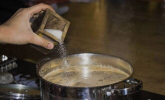 Zucker hinzufügen und noch 1 Minute kochen lassen.