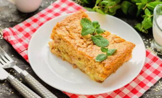 La tarte de carême aux pommes au four est prête. Couper en portions et servir.