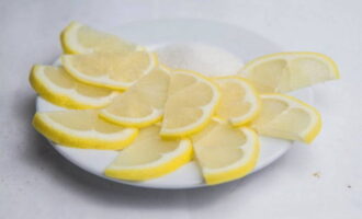 Cut the lemon into thin slices and remove the seeds.