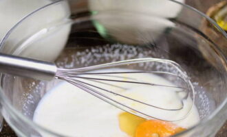 Next, break a large chicken egg into a bowl, add sugar and a pinch of salt. Beat the mixture with a whisk.