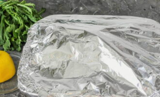 Cover the top of the form with the asp with foil. Place the fish in the oven, preheated to 220 degrees. Bake for approximately 40 minutes.