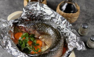 Place the pelengas carcass on a vegetable bed and brush with vegetable oil.Fold the edges of the foil towards the center and fasten them together so that there are no small holes. Bake the fish in the oven at 190 degrees for half an hour.