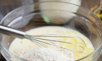 Then sift the wheat flour into a bowl, pour in the remaining milk and vegetable oil. Mix the ingredients well.