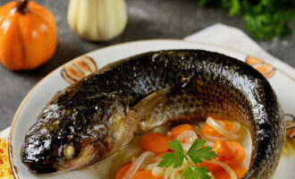 Deretter, forsiktig, for ikke å brenne deg, brett ut folien og la pelengasene brune litt i 10 minutter. Server den helbakte fisken sammen med grønnsakene den ble bakt med i folie. God appetitt!