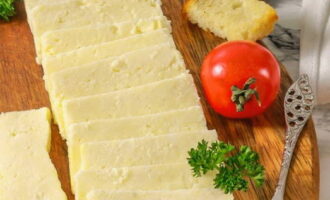 Gupitin ang natapos na homemade sour milk cheese sa mga bahagi at ihain para sa almusal na may tsaa o kape. Bon appetit!