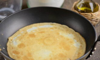 Place the pancake maker on the fire and warm it up. Before baking the first pancake, grease the bottom with vegetable oil. Pour in a little semolina dough and spread it over the entire surface. Fry each pancake for 30 seconds on each side.