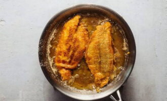 Se o peixe não estiver completamente coberto com óleo, frite o filé dos dois lados por 2,5-3 minutos.