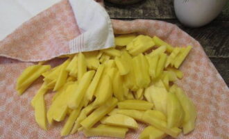 Peel the potatoes, rinse, cut into small cubes and dry well with a towel.