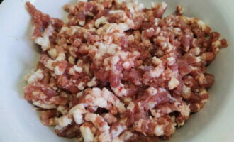 Transfer the pre-thawed minced meat into a deep bowl. Choose a container in which it will be convenient to mix products.