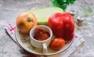 Prepare your ingredients. Rinse the zucchini and juicy peppers. I fill it with cold water and leave it for 5-10 minutes, and then rinse it under the tap.