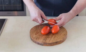 Wash the tomatoes and cut the skin crosswise.