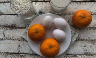 Mandarinenkuchen ist sehr einfach zuzubereiten. Wir dosieren die Zutaten nach Rezept ab.