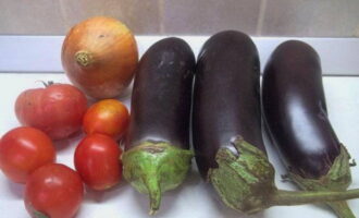 La salade d'aubergines est rapide et facile à préparer. Préparons les produits selon la liste.