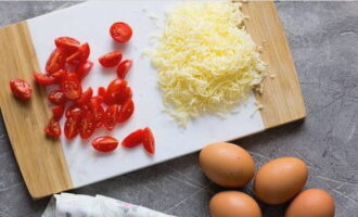 Moa um pedaço de queijo duro com um ralador com pequenos furos. Corte as cerejas lavadas em 4 partes.