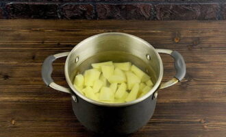 We remove the skins from the potato tubers, rinse them under running water and cut them into medium pieces, add water and boil for about half an hour after boiling until soft.