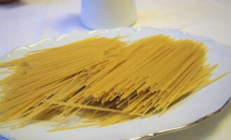 At this time, boil the noodles in boiling water with the addition of salt and a small amount of sunflower oil. Place on a sieve, getting rid of excess water.