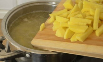 If desired, strain the broth and return to the stove. Unload the potatoes and cook at a temperature below average.