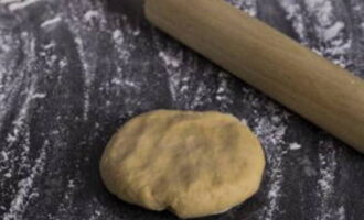 After this time, you can start rolling out using a special device or a regular rolling pin.