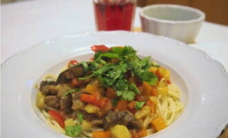 Place a portion of noodles on a plate and generously season with meat gravy on top. Garnish with fresh aromatic cilantro leaves and start the meal. Bon appetit! 