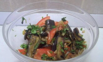 Versez l'huile, ajoutez du sel et remuez la salade. Ajoutez d'autres épices si vous le souhaitez. La salade d'aubergines est prête ! Servir à table. Bon appétit!