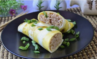 Cut the food in half, sprinkle with chopped onions and take a sample. Japanese omelette is ready! Bon appetit!