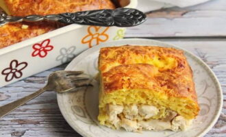 Remove the fragrant cake from the mold and divide into portions. Invite your friends and start eating. Chicken pie is a great appetizer for intimate friendly gatherings. Bon appetit!