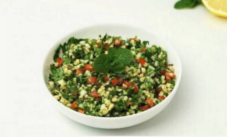 Bland deretter alle ingrediensene med en skje. Tabbouleh salat tilberedt i henhold til den klassiske oppskriften kan serveres ved bordet. God appetitt!