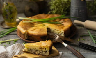 Zselés pite halkonzervvel és burgonyával a sütőben készen áll. Tálald és élvezd!