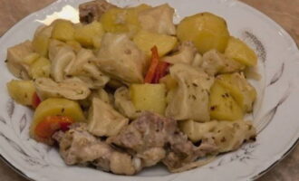 German strudli with meat and potatoes is ready. Place the dish on a serving plate and serve!