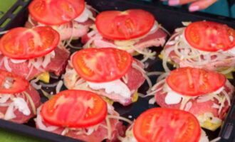 Cover the treat with thin slices of tomato. Place in an oven preheated to 200 degrees for 40 minutes.