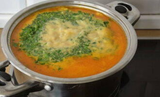 Deixamos algumas verduras picadas para decoração. Adicione um pouco à sopa e desligue o fogo.