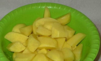 Peel the potatoes, wash them and cut them into small slices. Place in a large bowl, add salt and stir.