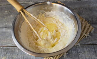 Sift flour with baking powder here, pour in olive oil and knead into a homogeneous dough.