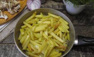 In a separate frying pan, heat the vegetable oil well, add the sliced ​​potatoes, fry until golden brown and only then turn them over and fry them on all sides.