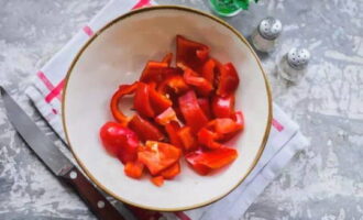 Remove the seeds and membranes from the peppers and chop coarsely.