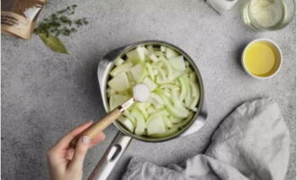 Retire a casca da cebola, corte os quartos em rodelas e coloque-os numa panela com manteiga aquecida e azeite (2 colheres de sopa), polvilhe com açúcar granulado e sal, cozinhe por 20 minutos sob a tampa, mexendo.