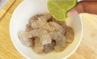 Limpiamos las gambas de la cáscara y las entrañas, las ponemos en un bol y sazonamos con una pequeña cantidad de pimienta blanca, zumo de lima y una pizca de sal - mezclamos y dejamos en remojo 15 minutos.