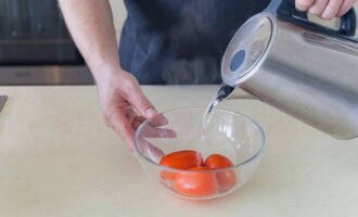 Place the prepared fruits in a deep bowl. Pour boiling water over them and leave for two minutes.