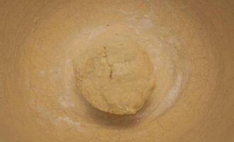 We begin to knead the contents until a dense dough forms. Cover it with cling film and leave for a while.