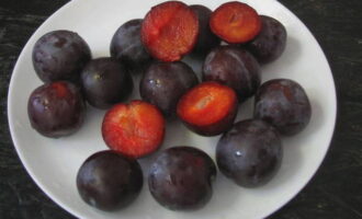 Basuh dan keringkan plum.