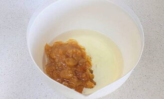 Pour slightly warmed kefir, vegetable oil into the bowl for kneading dough and add thick apple jam.